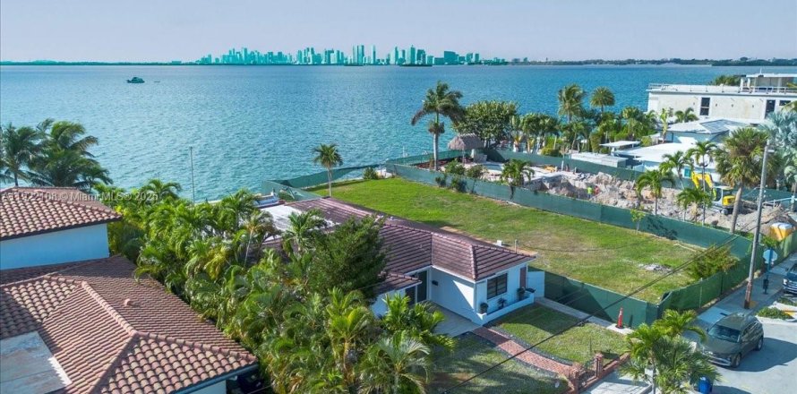 House in North Bay Village, Florida 4 bedrooms, 262.08 sq.m. № 1976311