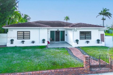 House in North Bay Village, Florida 4 bedrooms, 262.08 sq.m. № 1976311 - photo 8