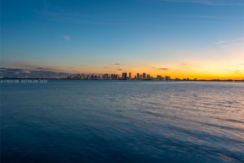 Villa ou maison à vendre à North Bay Village, Floride: 4 chambres, 262.08 m2 № 1976311 - photo 12