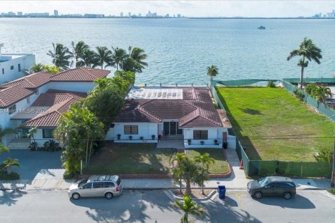 House in North Bay Village, Florida 4 bedrooms, 262.08 sq.m. № 1976311 - photo 7