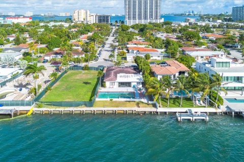 House in North Bay Village, Florida 4 bedrooms, 262.08 sq.m. № 1976311 - photo 4