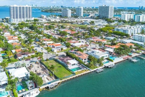 House in North Bay Village, Florida 4 bedrooms, 262.08 sq.m. № 1976311 - photo 5