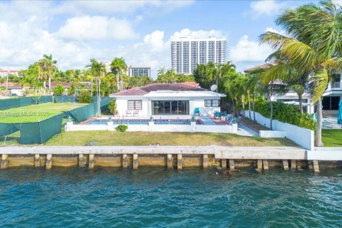 House in North Bay Village, Florida 4 bedrooms, 262.08 sq.m. № 1976311 - photo 2