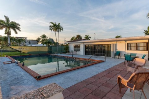 Villa ou maison à vendre à North Bay Village, Floride: 4 chambres, 262.08 m2 № 1976311 - photo 19