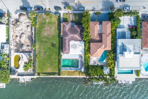 House in North Bay Village, Florida 4 bedrooms, 262.08 sq.m. № 1976311 - photo 6