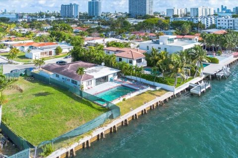 House in North Bay Village, Florida 4 bedrooms, 262.08 sq.m. № 1976311 - photo 3