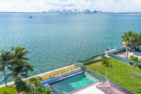 House in North Bay Village, Florida 4 bedrooms, 262.08 sq.m. № 1976311 - photo 9