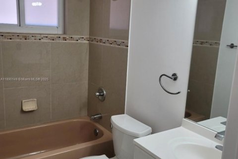 House in Hollywood, Florida 2 bedrooms, 189.99 sq.m. № 1939052 - photo 7