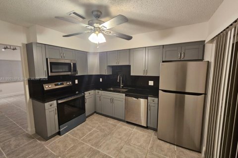 House in Hollywood, Florida 2 bedrooms, 189.99 sq.m. № 1939052 - photo 1