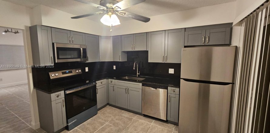 House in Hollywood, Florida 2 bedrooms, 189.99 sq.m. № 1939052