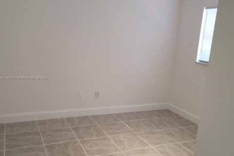 House in Hollywood, Florida 2 bedrooms, 189.99 sq.m. № 1939052 - photo 8