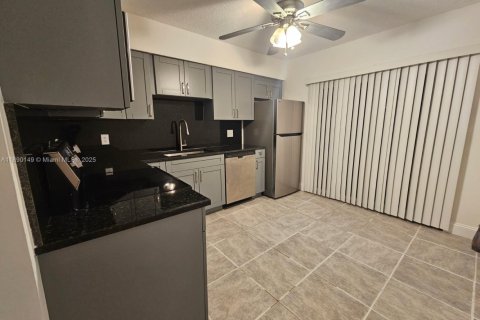 House in Hollywood, Florida 2 bedrooms, 189.99 sq.m. № 1939052 - photo 2