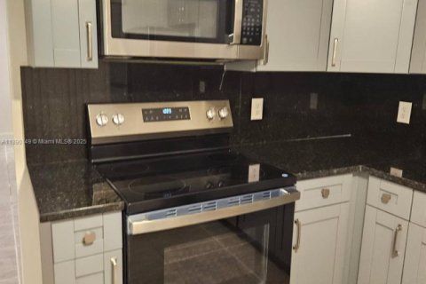 House in Hollywood, Florida 2 bedrooms, 189.99 sq.m. № 1939052 - photo 3