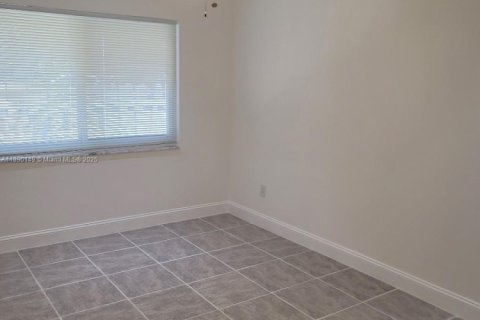 House in Hollywood, Florida 2 bedrooms, 189.99 sq.m. № 1939052 - photo 11