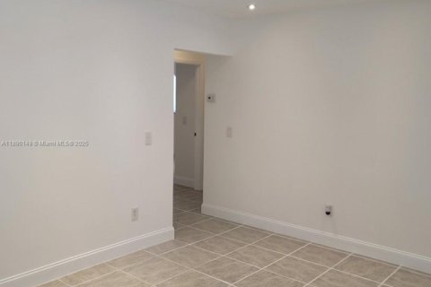 House in Hollywood, Florida 2 bedrooms, 189.99 sq.m. № 1939052 - photo 9