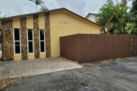 House in Hollywood, Florida 2 bedrooms, 189.99 sq.m. № 1939052 - photo 5