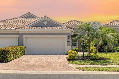 House in Bradenton, Florida 2 bedrooms, 141.68 sq.m. № 1649750 - photo 1