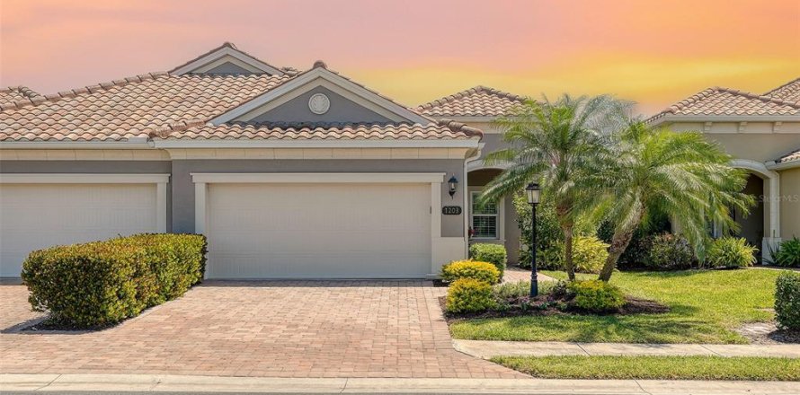 House in Bradenton, Florida 2 bedrooms, 141.68 sq.m. № 1649750