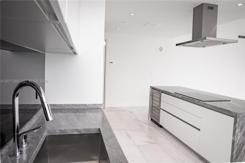 Condo in Miami, Florida, 4 bedrooms № 2301261 - photo 10