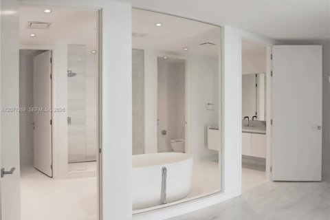 Condo in Miami, Florida, 4 bedrooms № 2301261 - photo 18