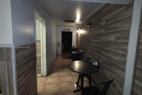 Propiedad comercial en venta en Miami, Florida № 1784096 - foto 11