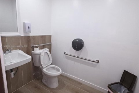 Propiedad comercial en venta en Miami, Florida № 1784096 - foto 26