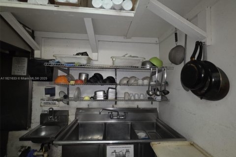 Propiedad comercial en venta en Miami, Florida № 1784096 - foto 16