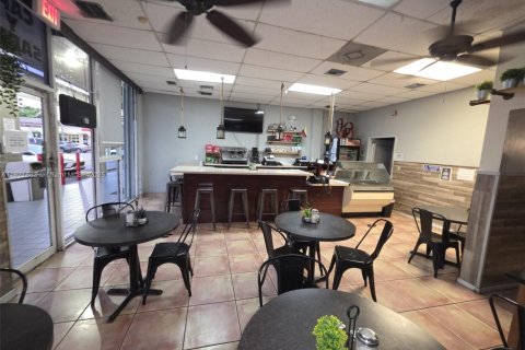 Propiedad comercial en venta en Miami, Florida № 1784096 - foto 2