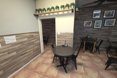 Propiedad comercial en venta en Miami, Florida № 1784096 - foto 8