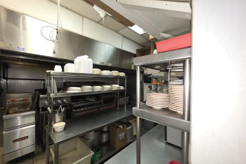 Propiedad comercial en venta en Miami, Florida № 1784096 - foto 18