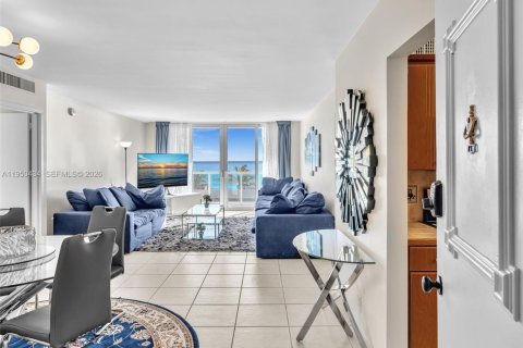 Снять в аренду кондоминиум в Халландейл-Бич, Флорида 2 спальни, 102.19м2, № 2005924 - фото 3