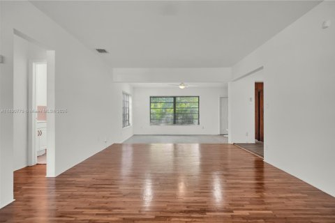 Villa ou maison à louer à Miami, Floride: 3 chambres, 128.95 m2 № 1945652 - photo 2