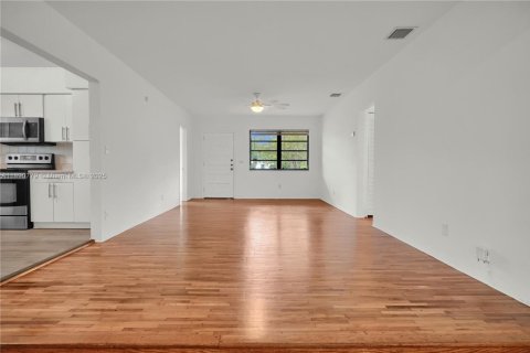 Villa ou maison à louer à Miami, Floride: 3 chambres, 128.95 m2 № 1945652 - photo 5