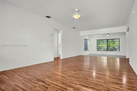 Villa ou maison à louer à Miami, Floride: 3 chambres, 128.95 m2 № 1945652 - photo 1
