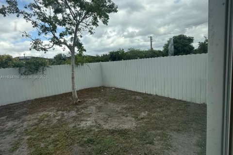 Casa en alquiler en Miami, Florida, 3 dormitorios № 1992943 - foto 8