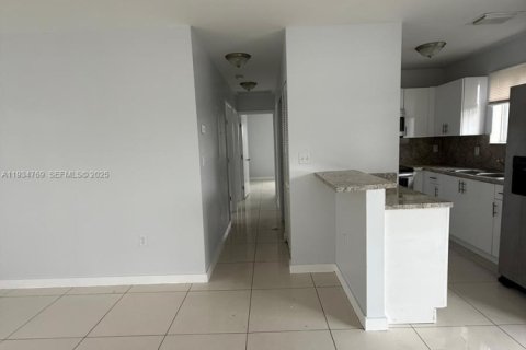 Casa en alquiler en Miami, Florida, 3 dormitorios № 1992943 - foto 6