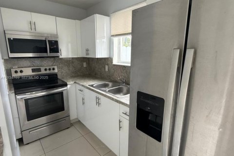 Casa en alquiler en Miami, Florida, 3 dormitorios № 1992943 - foto 5