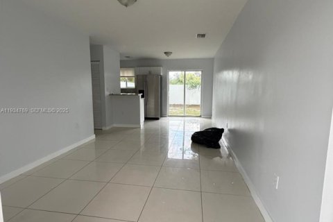 Casa en alquiler en Miami, Florida, 3 dormitorios № 1992943 - foto 3