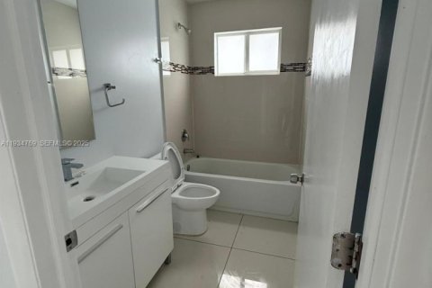Casa en alquiler en Miami, Florida, 3 dormitorios № 1992943 - foto 10