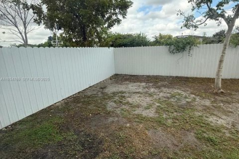 Casa en alquiler en Miami, Florida, 3 dormitorios № 1992943 - foto 4