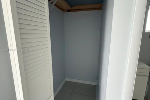 Casa en alquiler en Miami, Florida, 3 dormitorios № 1992943 - foto 12