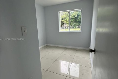 Casa en alquiler en Miami, Florida, 3 dormitorios № 1992943 - foto 14
