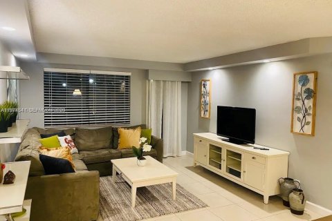 Condo in Hallandale Beach, Florida, 1 bedroom  № 2041263 - photo 2