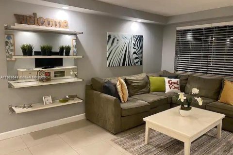 Condo in Hallandale Beach, Florida, 1 bedroom  № 2041263 - photo 4