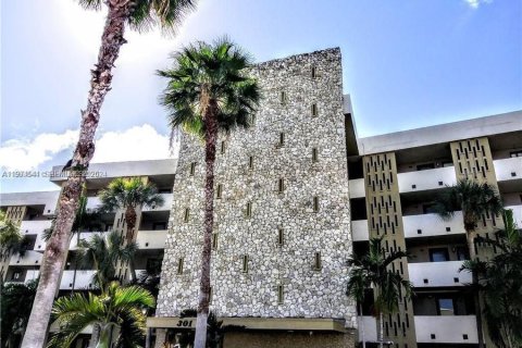 Condo in Hallandale Beach, Florida, 1 bedroom  № 2041263 - photo 10