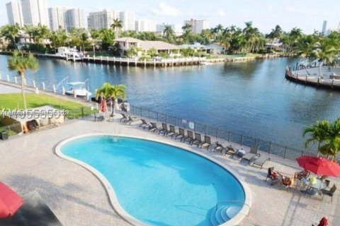 Condo in Hallandale Beach, Florida, 1 bedroom  № 2041263 - photo 9