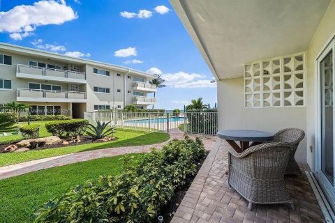 Condo in Hillsboro Beach, Florida, 2 bedrooms  № 1872705 - photo 11