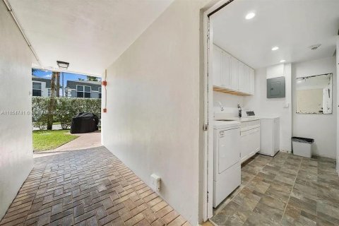 Condo in Hillsboro Beach, Florida, 2 bedrooms  № 1872705 - photo 23