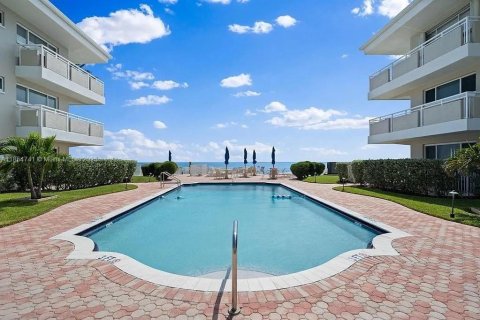 Condo in Hillsboro Beach, Florida, 2 bedrooms  № 1872705 - photo 28