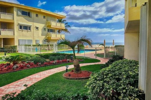 Condo in Hillsboro Beach, Florida, 2 bedrooms  № 1872705 - photo 25